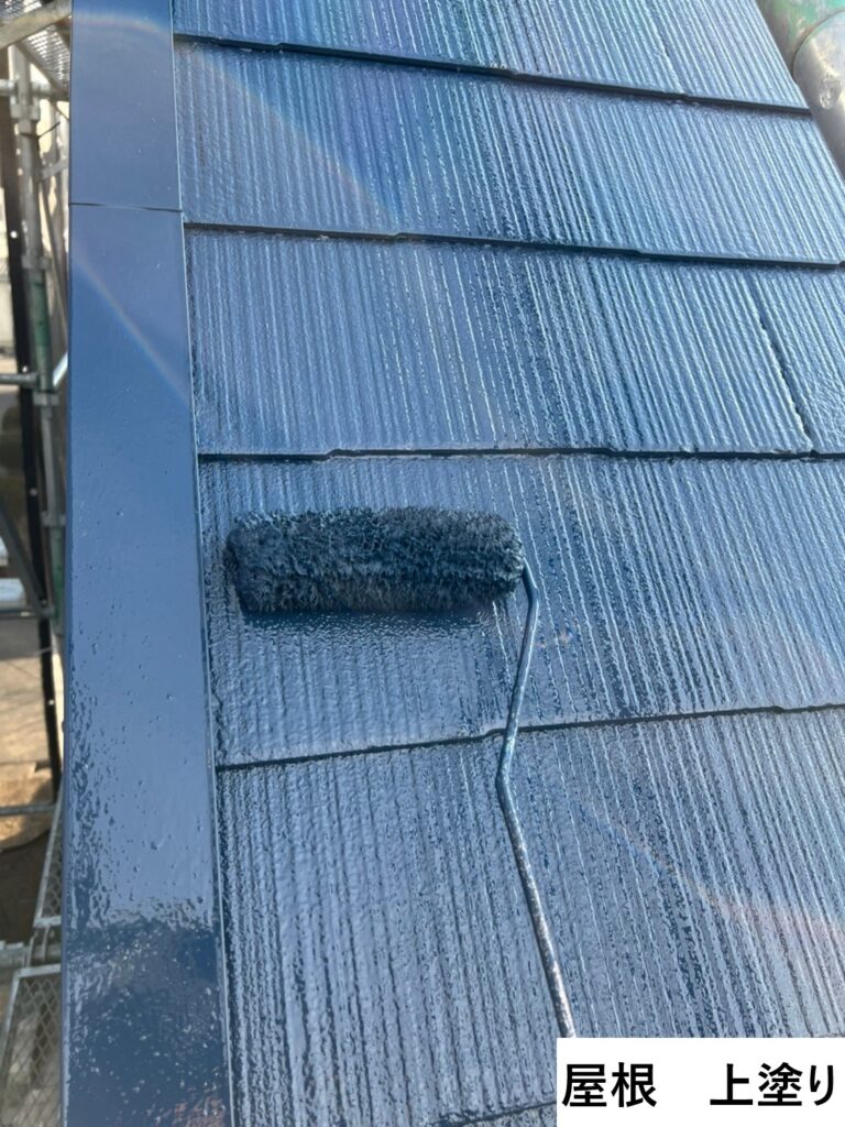 屋根の上塗りを行います。<br />
塗膜の劣化の原因となるラジカルを制御することができるため、劣化を防ぐことができ、優れた耐用年数を期待することができます。